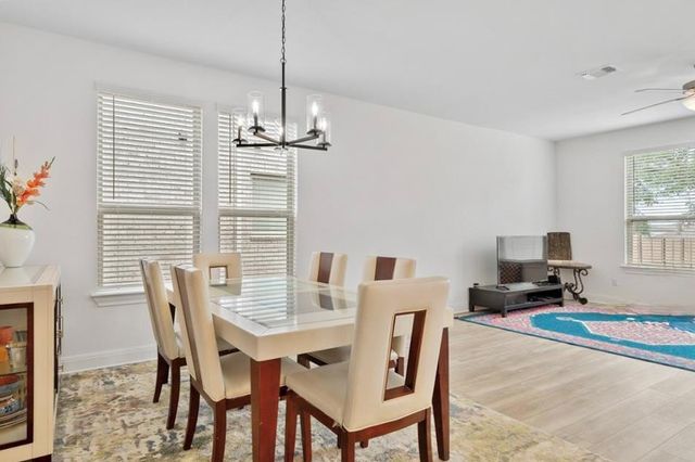 1305 Crescent LN, Georgetown, TX 78633