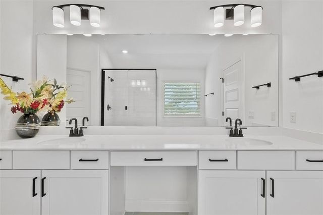 1305 Crescent LN, Georgetown, TX 78633