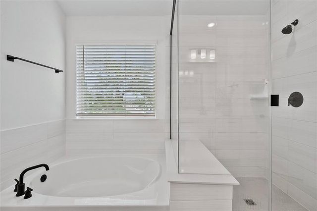 1305 Crescent LN, Georgetown, TX 78633