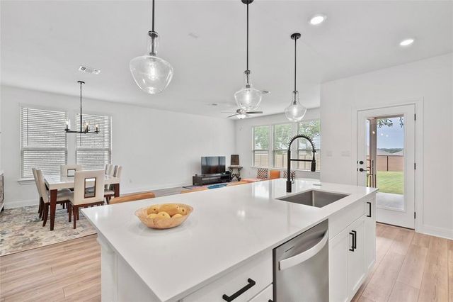 1305 Crescent LN, Georgetown, TX 78633