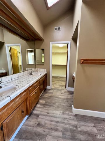 5306 Deville Court, Bakersfield, CA 93308