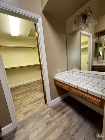 5306 Deville Court, Bakersfield, CA 93308