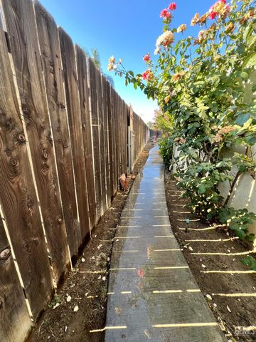 5306 Deville Court, Bakersfield, CA 93308