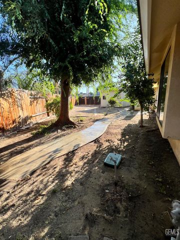 5306 Deville Court, Bakersfield, CA 93308