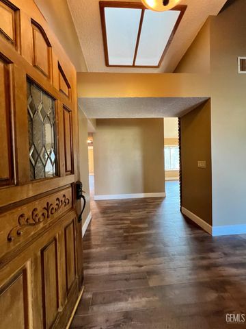 5306 Deville Court, Bakersfield, CA 93308