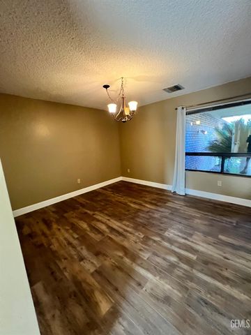 5306 Deville Court, Bakersfield, CA 93308