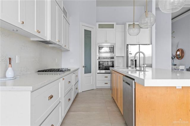 2214 E 6th Street E, Mission, TX 78572