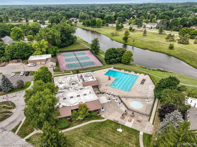 1689 Brentwood Drive, Troy, MI 48098