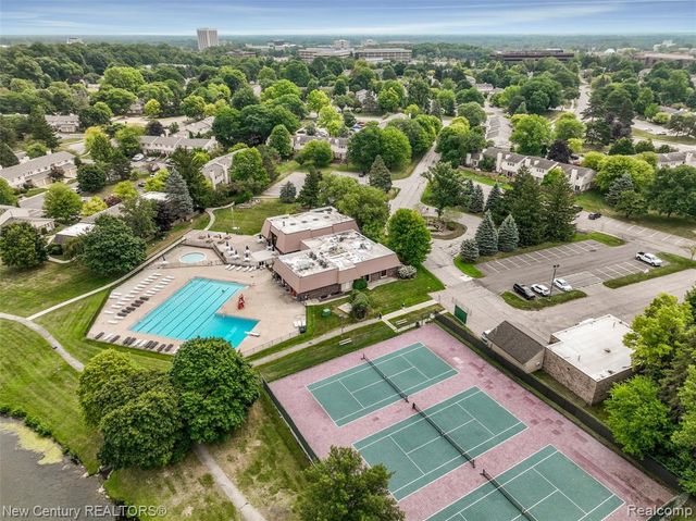 1689 Brentwood Drive, Troy, MI 48098
