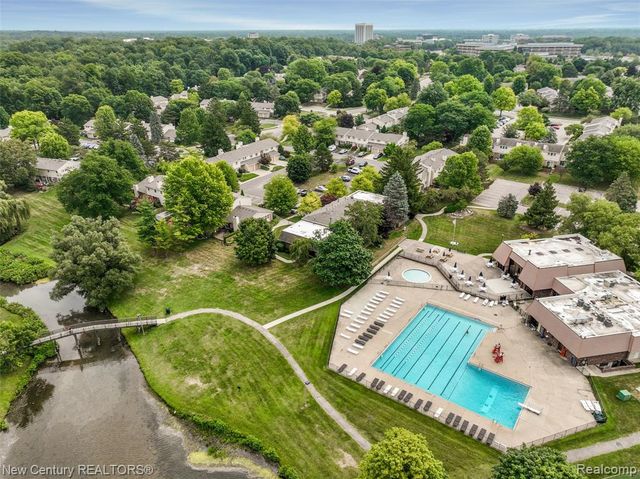 1689 Brentwood Drive, Troy, MI 48098