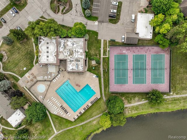 1689 Brentwood Drive, Troy, MI 48098