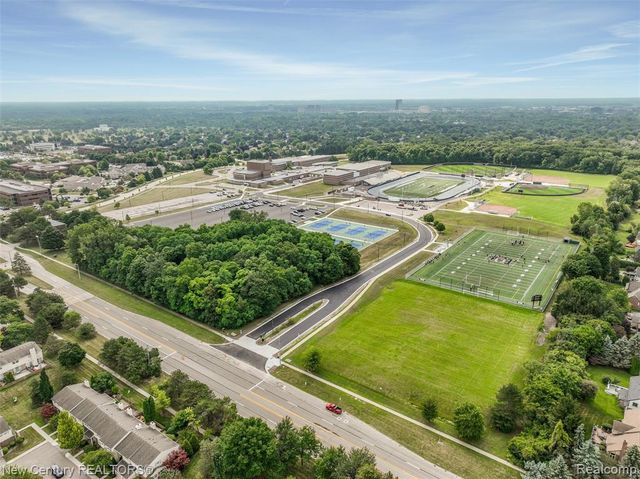1689 Brentwood Drive, Troy, MI 48098