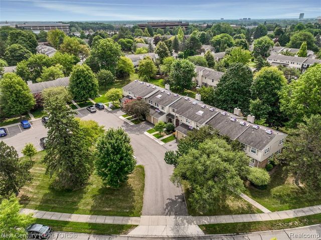 1689 Brentwood Drive, Troy, MI 48098