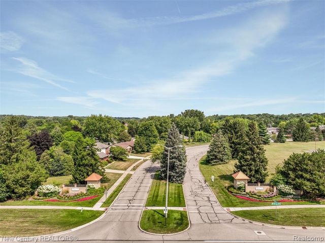1689 Brentwood Drive, Troy, MI 48098