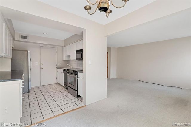 1689 Brentwood Drive, Troy, MI 48098