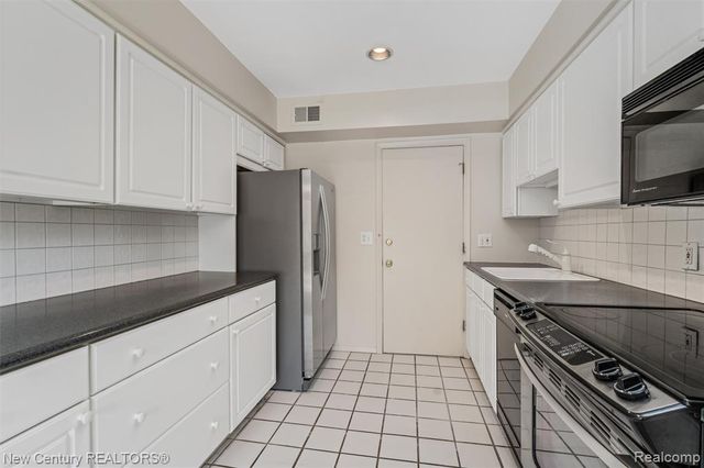 1689 Brentwood Drive, Troy, MI 48098