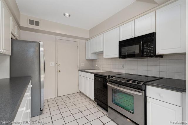 1689 Brentwood Drive, Troy, MI 48098