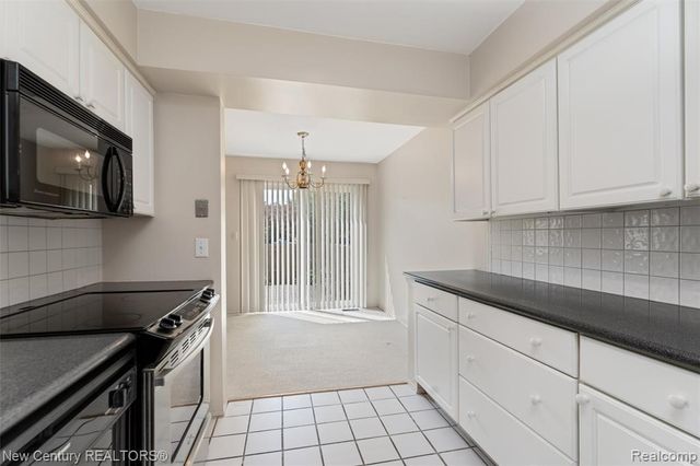 1689 Brentwood Drive, Troy, MI 48098