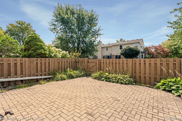 1689 Brentwood Drive, Troy, MI 48098