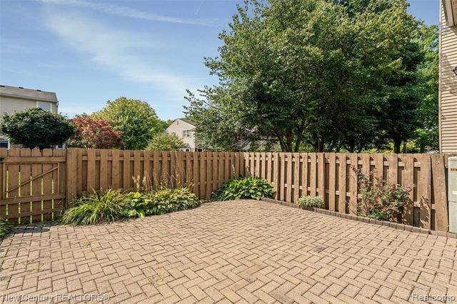 1689 Brentwood Drive, Troy, MI 48098