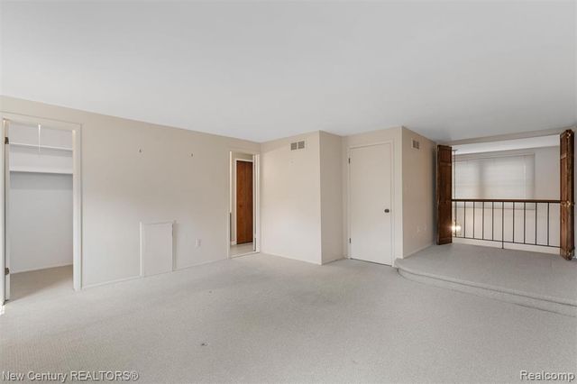 1689 Brentwood Drive, Troy, MI 48098