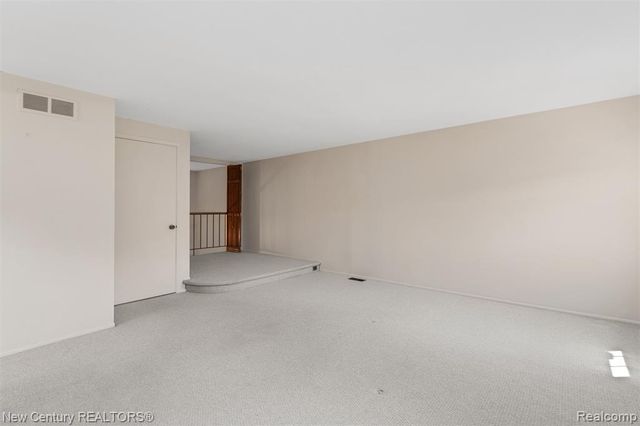 1689 Brentwood Drive, Troy, MI 48098