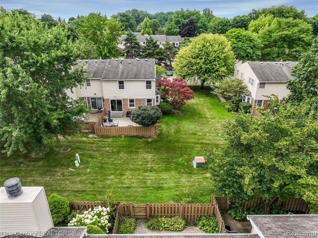 1689 Brentwood Drive, Troy, MI 48098