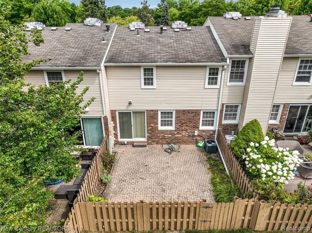 1689 Brentwood Drive, Troy, MI 48098