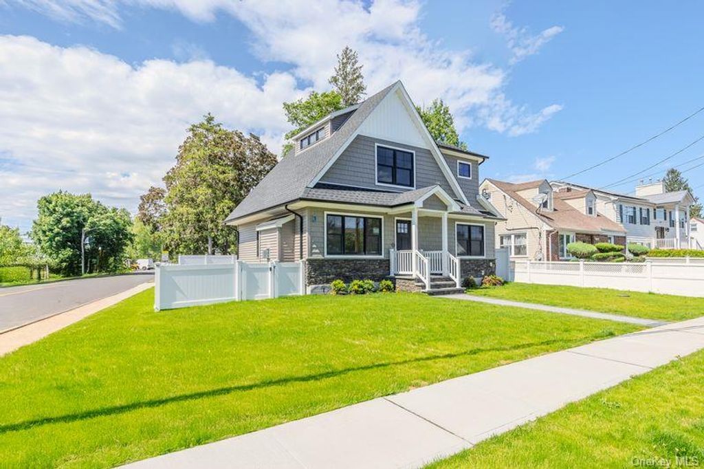 214 9th Street, Hicksville, NY 11801