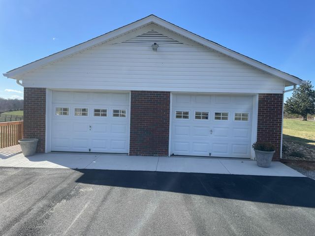 2558 Smith Mountain Lake PKWY, Huddleston, VA 24104