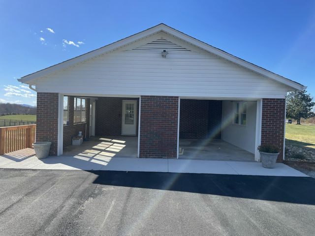 2558 Smith Mountain Lake PKWY, Huddleston, VA 24104