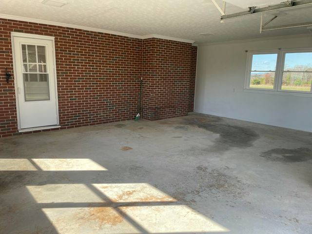 2558 Smith Mountain Lake PKWY, Huddleston, VA 24104