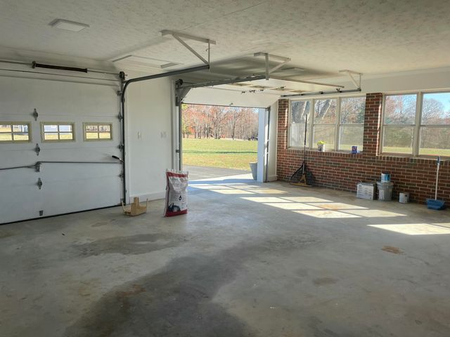 2558 Smith Mountain Lake PKWY, Huddleston, VA 24104