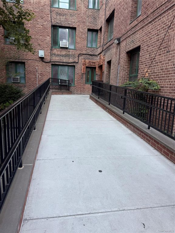 11 metropolitan Oval 7B, Bronx, NY 10462 — photo 2