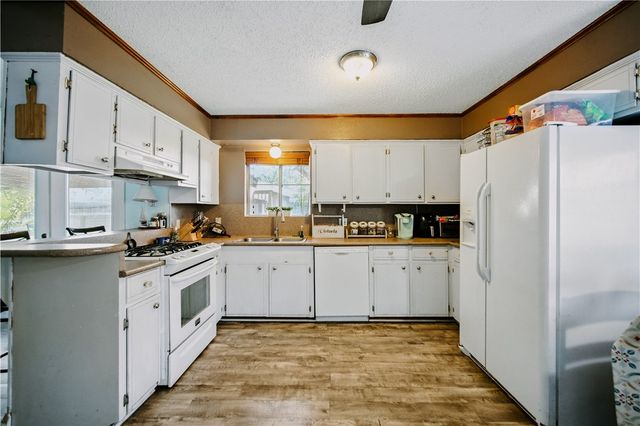 1917 Dolphin Dr, Portland, TX 78374