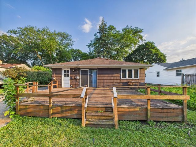 2404 Sigwalt Street, Rolling Meadows, IL 60008