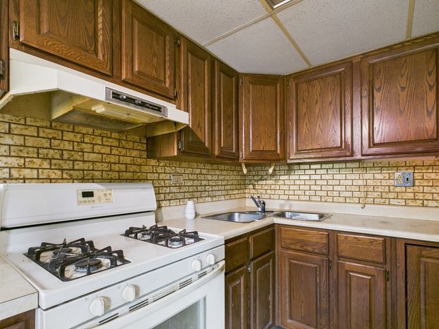 2404 Sigwalt Street, Rolling Meadows, IL 60008
