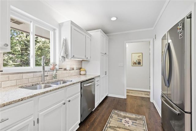 9500 Meadow Lane, Leawood, KS 66206