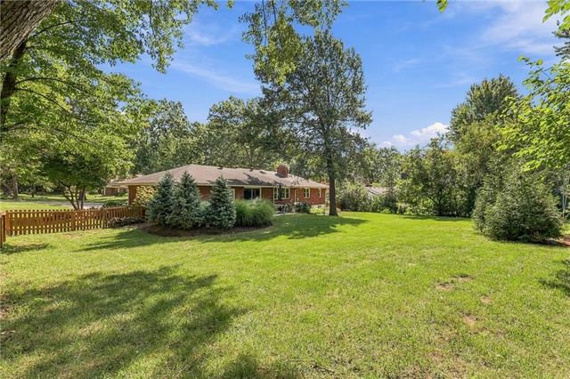 9500 Meadow Lane, Leawood, KS 66206