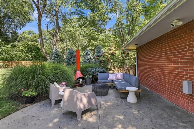9500 Meadow Lane, Leawood, KS 66206