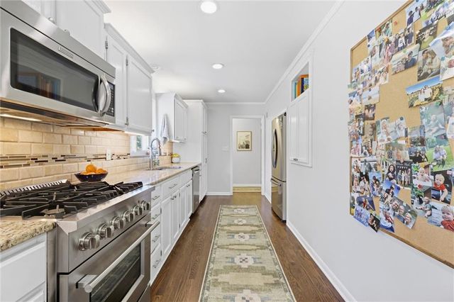 9500 Meadow Lane, Leawood, KS 66206