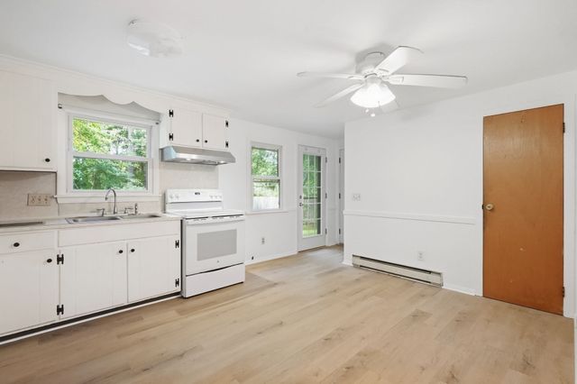 202 Glenoak Dr, Springfield, MA 01129