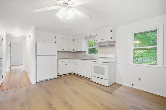 202 Glenoak Dr, Springfield, MA 01129