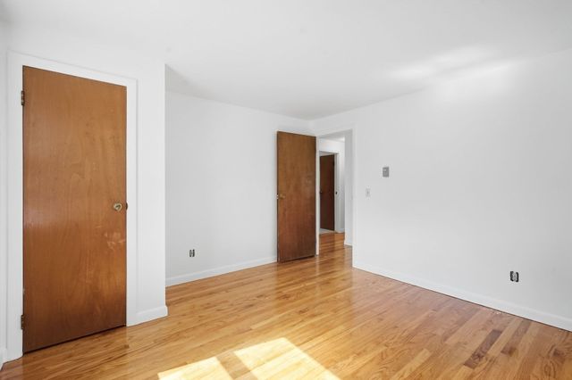 202 Glenoak Dr, Springfield, MA 01129
