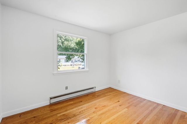 202 Glenoak Dr, Springfield, MA 01129