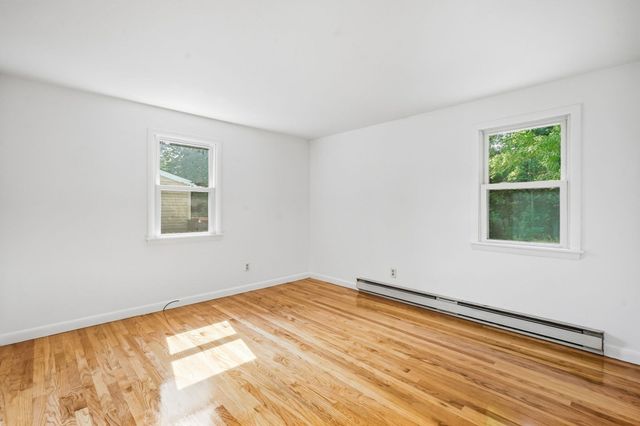 202 Glenoak Dr, Springfield, MA 01129