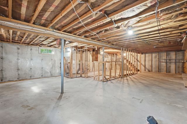 202 Glenoak Dr, Springfield, MA 01129