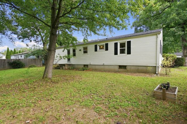 202 Glenoak Dr, Springfield, MA 01129