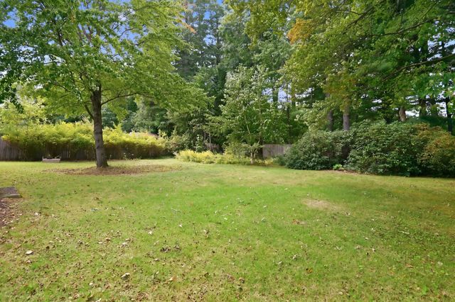 202 Glenoak Dr, Springfield, MA 01129