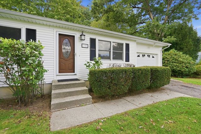 202 Glenoak Dr, Springfield, MA 01129